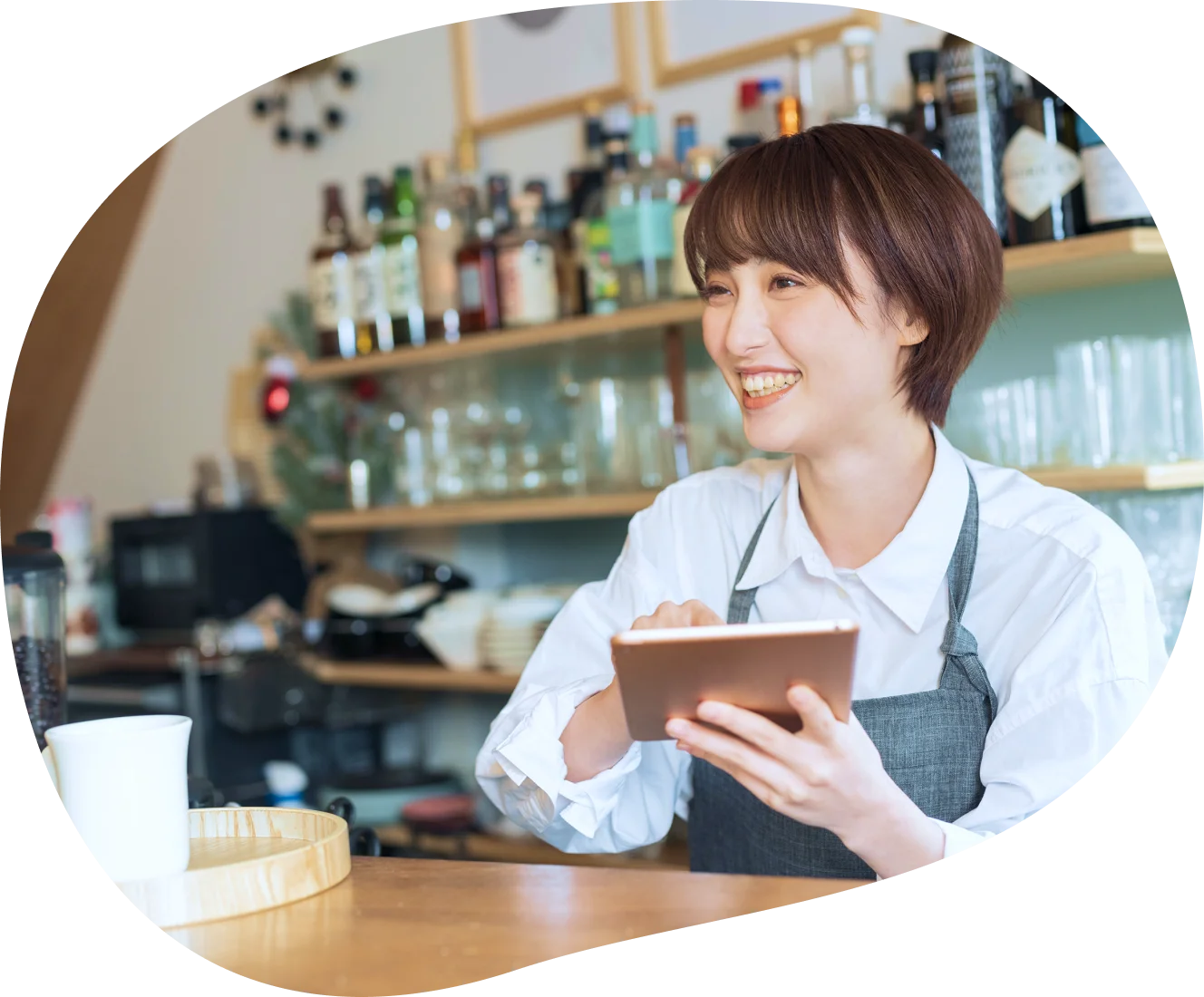 飲食店で働く女性